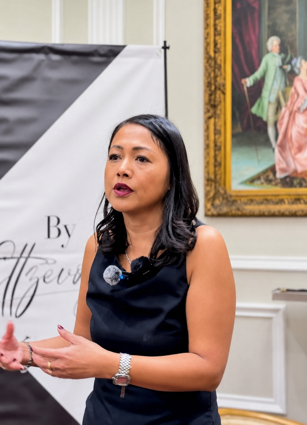 Portrait de Mey Lim en intervention, regard expressif et présence engagée